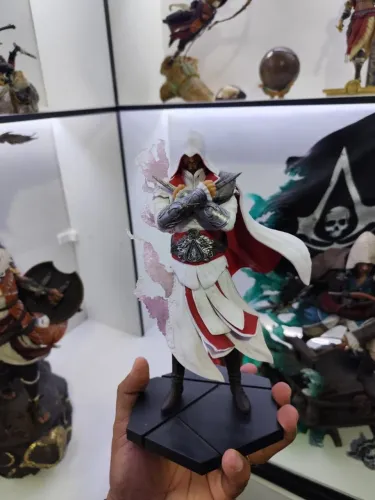 Estátua figura Ezio Assassins creed brotherhood animus