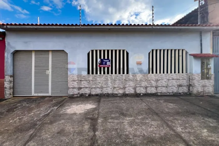 Casa Espaçosa com Sobrado Anexo no Bairro Caladinho