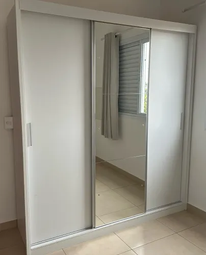 GUARDA-ROUPA CASAL COM ESPELHO 