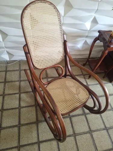 Cadeira de Balanço Austríaca Estilo Thonet - Clássica e Charmosa
