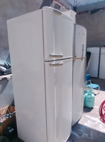 Vendo geladeira Electrolux de 380 litros degelo gelando bem original nunca foi em concerto