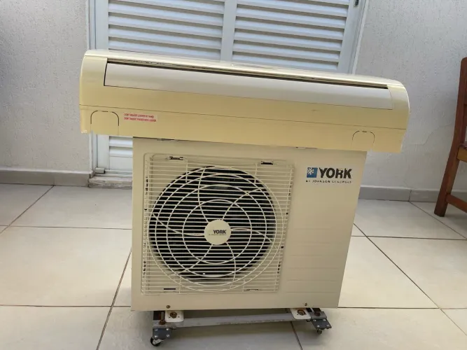 Ar condicionado 9000 btus instalado.