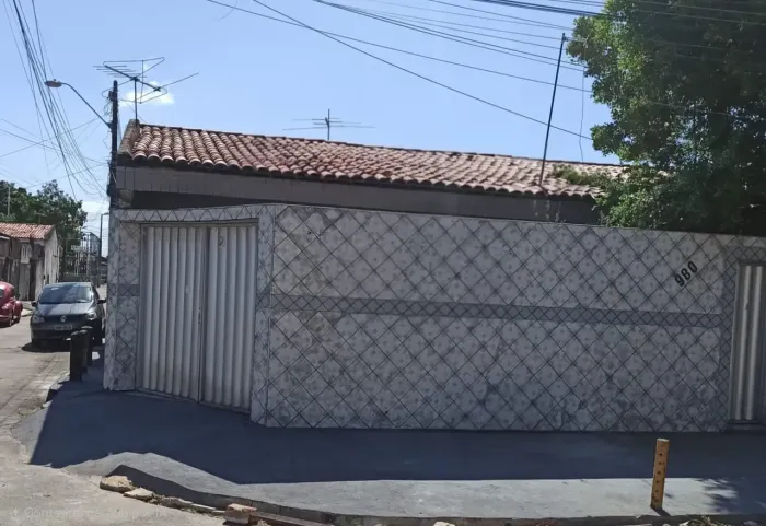 Casa à Av. Mozart Pinheiro de Lucena, com a Rua 10 Ótima para Ponto Comercial.