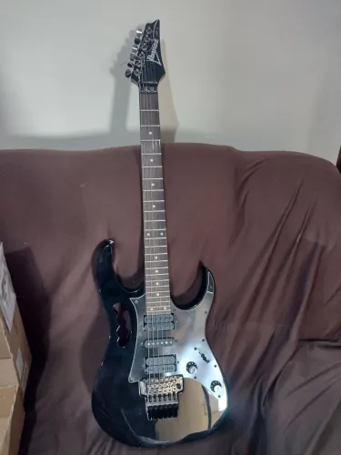 Guitarra Ibanez elétrica passiva com trava e micro afinação