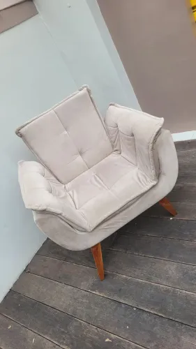 Poltrona decorativa de suede bege com pé madeira
