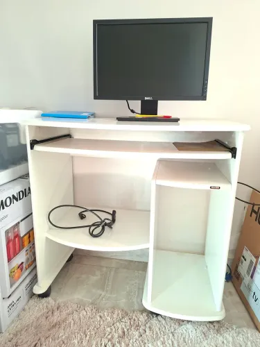 Mesa para computador/escritório branca com bandeja