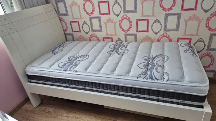 Vendo colchão de solteiro, semi novo, com 1 ano de uso.