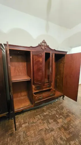 Guardas roupas antigo modelo provençal com 3 portas e gavetas