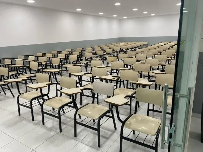 Prédio Comercial c/ Recepção e Salas para + de 200 Pessoas ótimo para Clinicas no Centro