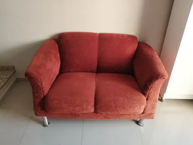Sofá de 2 lugares em veludo