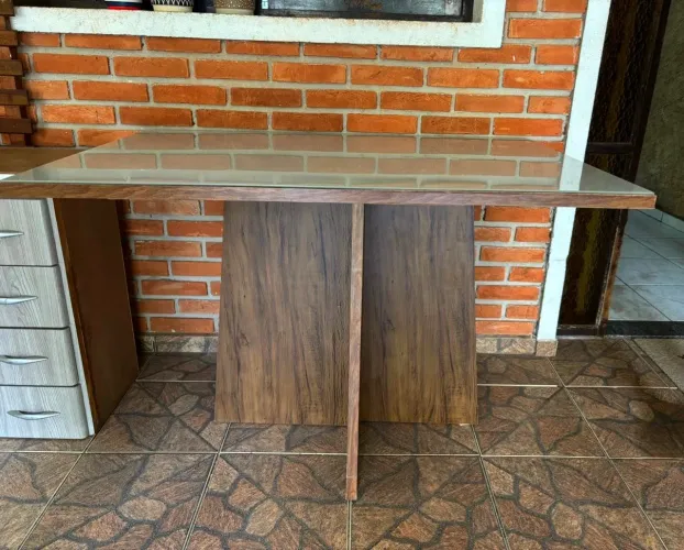 Mesa de madeira com 4 lugares