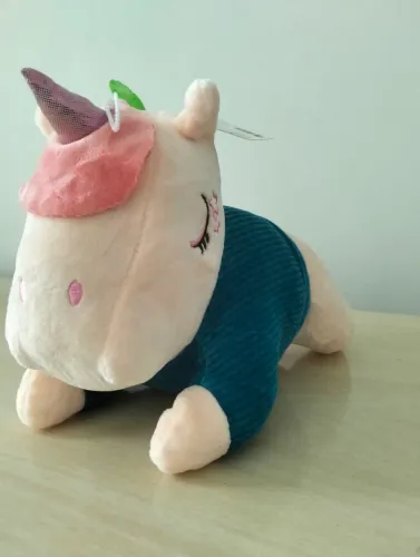 Unicórnio de Pelúcia Deitado com Roupinha - Novo com Etiqueta <br><br>