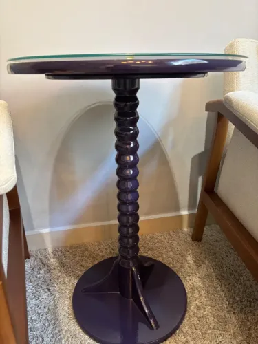 Mesa de Apoio com pé em Madeira Maciça laqueada na cor berinjela com tampo de vidro