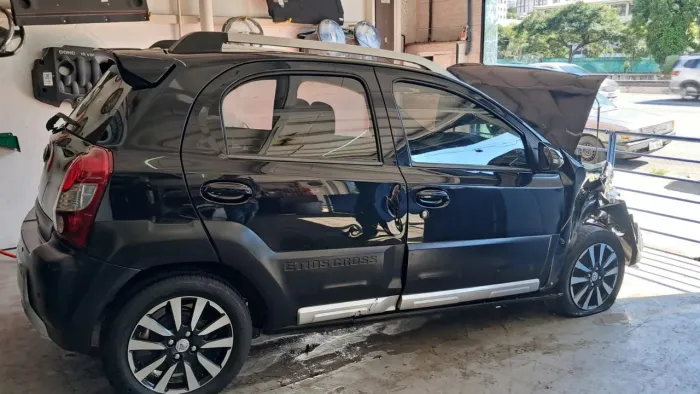 Etios cross sucata