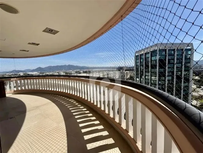 Apartamento de 4 Quartos no Parque das Rosas, Barra da Tijuca com ônibus do condominio