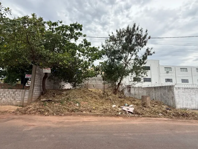 Terreno no Bairro parque das nações indígenas  Fundo com a estrada de chapada