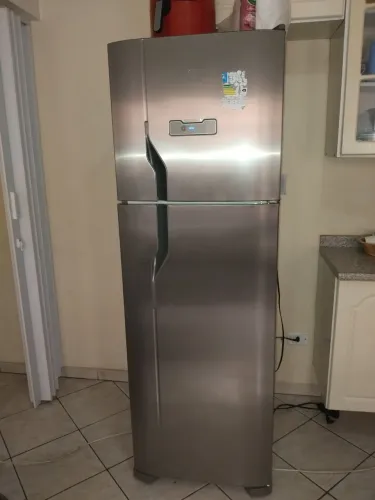 GELADEIRA Inox Electrolux 370 Litros 220V 1 ano de uso novíssima linda