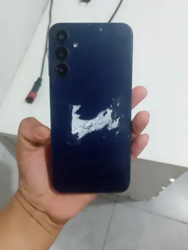 Vende-se um celular com a tela quebrar