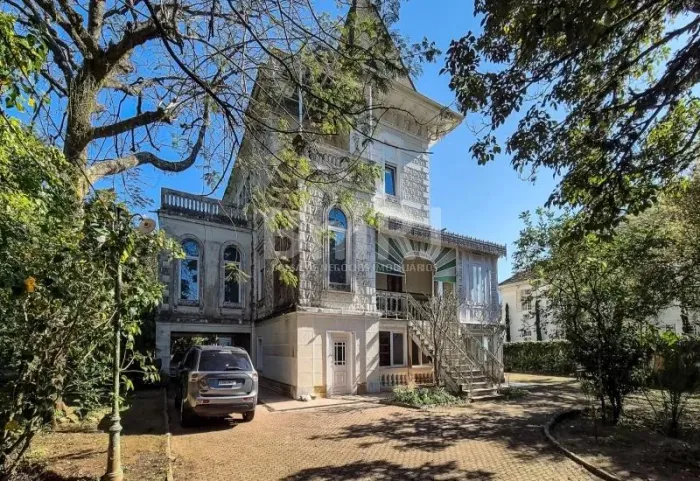 Palacete Cercado de Verde ? Ideal para Hotel Boutique em Localização Nobre