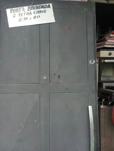 Porta brindada de aço com tetra chave