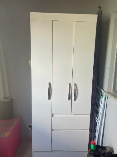 Guarda-roupa pequeno 