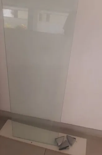 Prateleira de vidro com 3 bico de tucano