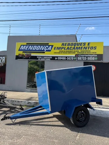 Reboque baú um eixo 