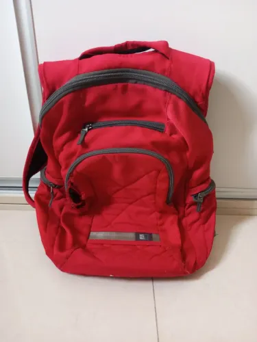 Mochila vermelha básica [RASGADA]