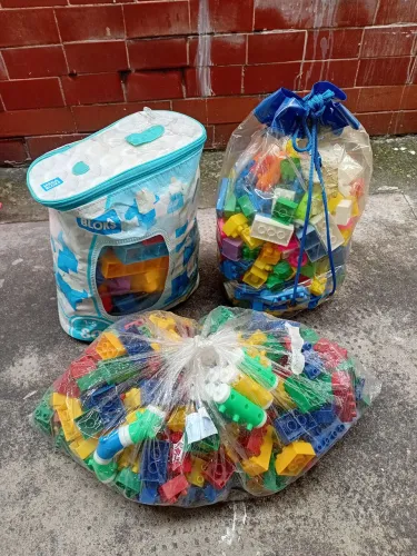 Lote de brinquedos com 630 peças