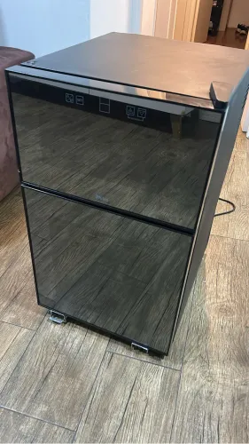 Adega Philco 69L 24 garrafas, temperatura interna de 8 à 18 graus