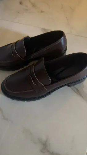 Mocassim preto estiloso novo sem uso couro