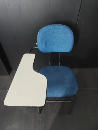 cadeira universitária-secretária (modelo prancha, assento, encosto estofados tecido azul)