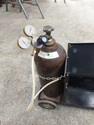 Cilindro de gás argônio com regulador