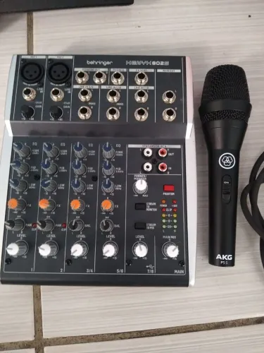 Equipamento de som, microfone e tripé