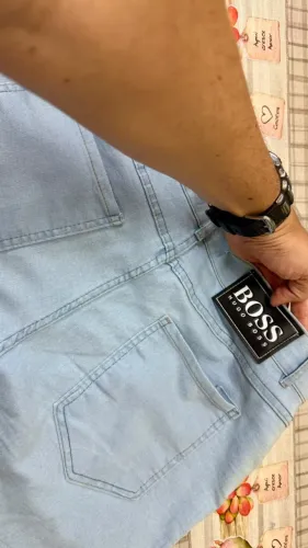calça jeans GENÉRICA com etiqueta HUGO BOSS (tam. 42br)