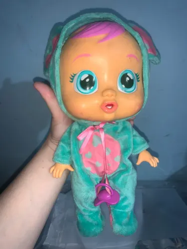 Boneca cry babies usada em ótimo estado