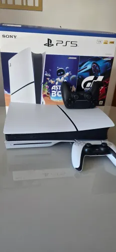 PS5 SLIM 1TB com leitor 2 controles<br>Versão com leitor de disco<br>2 controles DualSense