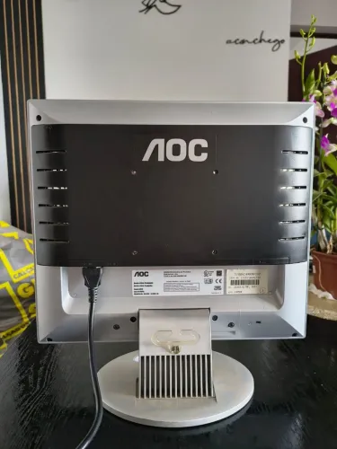 Monitor AOC LM522 LCD de 15 polegadas bivolt.