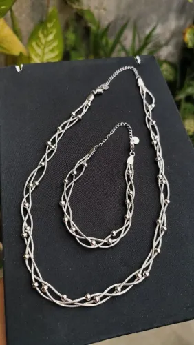 Conjunto feminino entrelaçado com bolinhas  em Aço Inoxidável 