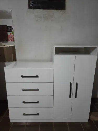 Cômoda 2 portas 4 gavetas
