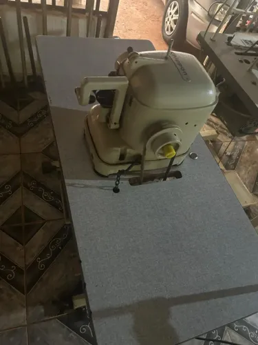 Vende se 2 máquina de costura reta e uma cabeça de cavalo 