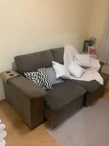Vender rápido! Sofá 2,05m) + Kit Almofadas, Manta e Bandeja de Braço