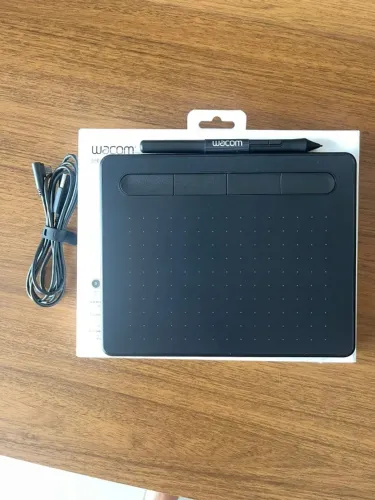 Mesa Digitalizadora Wacom Intuos, Pequena, Caneta Wacom Pen 4K, 2540 LPI, Preto - CTL4100