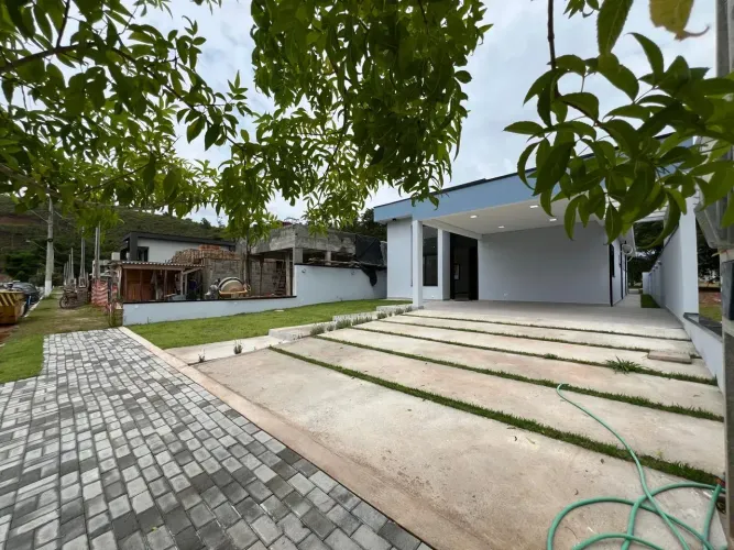 Casa nova e térrea à venda no Condomínio Águas do Paraíba em Guararema