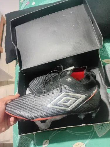 Chuteira Umbro, cano longo, produto (original).