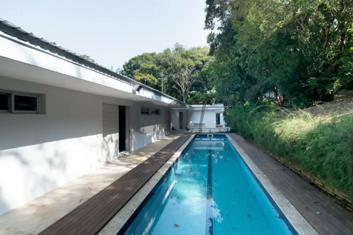 Casa de Condomínio - 5 Dormitórios (3 Suítes) para alugar na Chácara Flora, São Paulo-SP