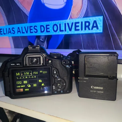 Camera Canon T3I com tela retrátil carregador e bateria lente EFS 18 55 