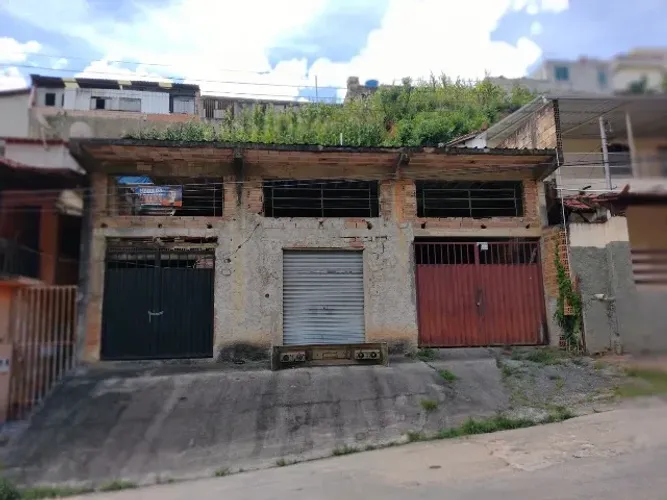 Terreno 350 m2 com ampla construção - Excelente localização - Camargos/BH