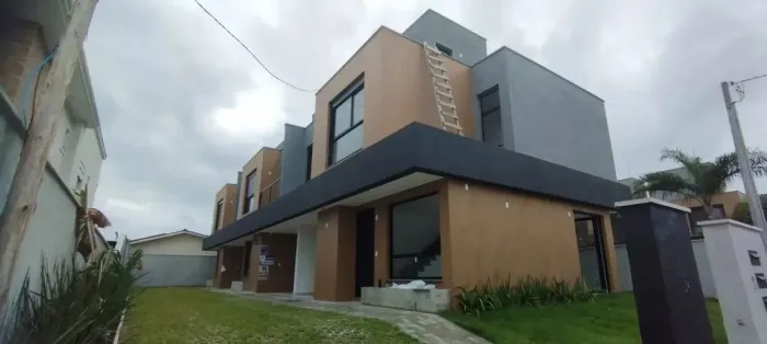 Venha morar em um sobrado novinho, localizado em um loteamento planejado no Campeche!