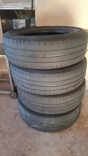 Pneus 185/65R15 usados em bom estado.